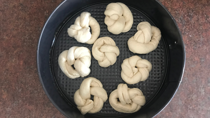 Illustration for article titled How to cheat your way to "homemade" garlic knots